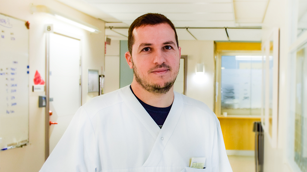 Antonios Valachis, docent i onkologi och överläkare på onkologiska kliniken vid Universitetssjukhuset Örebro. Foto: Elin Abelson